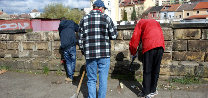 Bezdomovci se vrhli na úklid