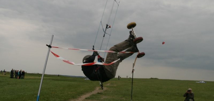 Jedním z pokusů, jak si zpestřit jízdu na landkitingu, je soutěž ve "skoku vysokém"