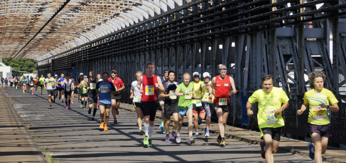 Běžci zhruba 1 km za startem na "starém mostě" 