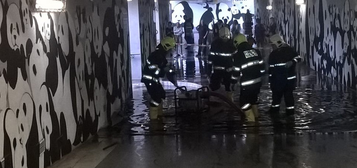 Na Ládví dorazili hasiči, aby odčerpali vodu z podchodu
