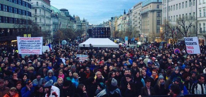 Tisíce lidí na náměstí