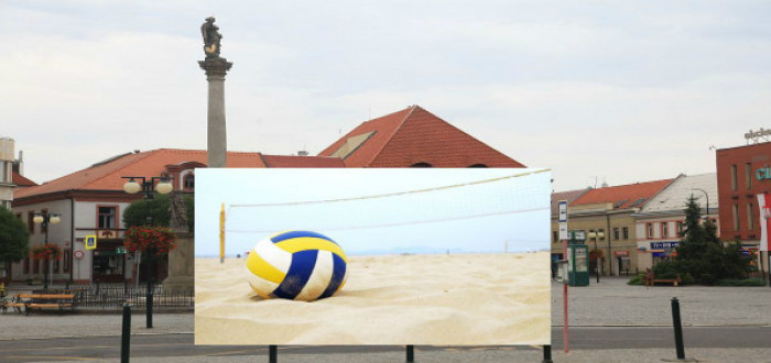 Proč se nymburské náměstí promění ve volejbalové hřiště?