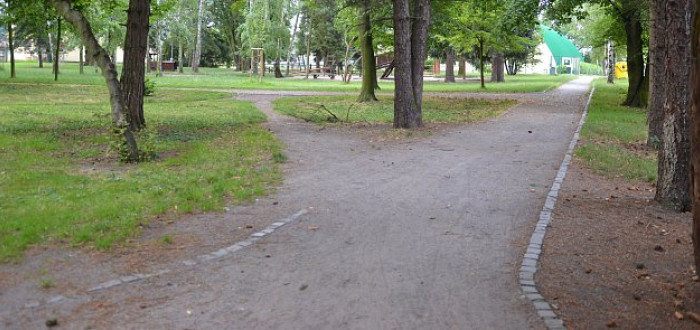 Lesopark v Pečkách se má revitalizovat, způsob se ale nelíbí obyvatelům. Ti nechtějí u parku parkoviště, kde ale v Pečkách jinde zaparkovat, když chcete na fotbal?