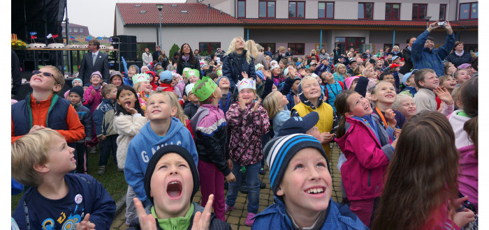 Tyhle děti se radují, do místní školy se vejdou.