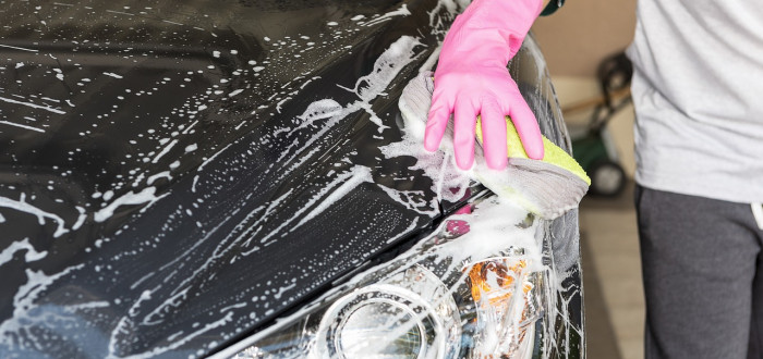 Mytí auta v zimě je nezbytné. Zbavíte vůz agresivní soli a šetříte si tím lak
