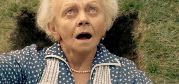 "Nepohřbívej babičku zaživa" je vzkaz propagačního videa v němž účinkuje i Jiří Lábus