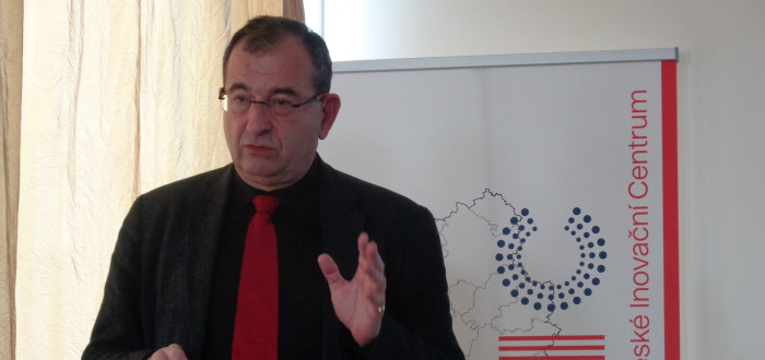 Profesor Cyril Höschl na přednášce ve Středočeském inovačním centru