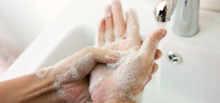 Mytí rukou se hodně podceňuje. Jakým způsobem to je nejlepší?