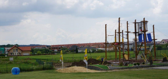Raftařská dráha by měla být vybudována vedle dětského hřiště, kousek od golfového odpaliště.