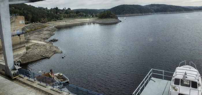 Orlickou přehradu čekají rozsáhlé stavební práce. Kromě modernizace lodního výtahu se bude stavět bezpečnostní přeliv, který uzavře silnici vedoucí korunou hráze na jeden rok