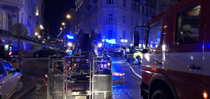 Hasiči zasahují u požáru pražského hotelu