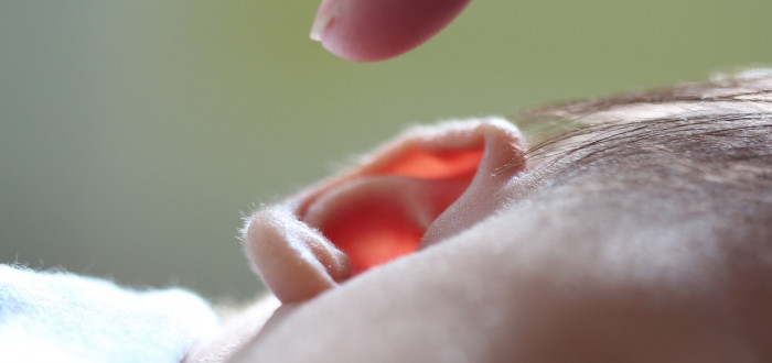 Rýma se často u malých dětí může zkomplikovat a přejít až v zánět středního ucha. Prevencí je nejen nosit čepici, ale i přísun vitamínů. Co dělat, když už dítě dostane zánět?