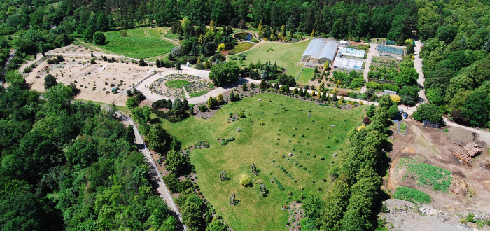 Letecký pohled na současný stav areálu Sever Botanické zahrady Praha. Vstupní objekt je plánován v pravé dolní části snímku.