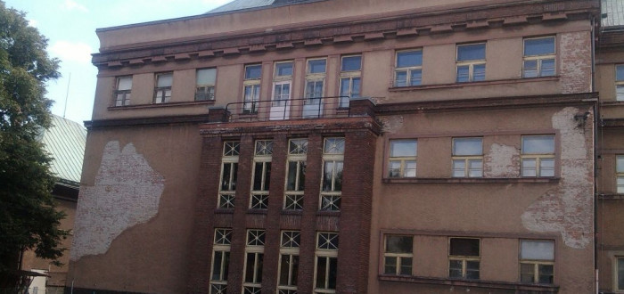 Takhle smutný pohled momentálně fasády kolínského gymnázia nabízejí