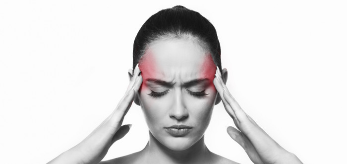 Migréna se vyskytuje obvykle v jedné polovině hlavy a projevuje se jako pulzující, tahavá nebo také bodavá bolest