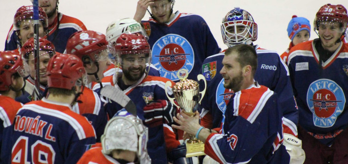 Po vítězství 5:4 a 7:4 se v pražské hokejové lize stali mistry hráči HC Letci Letňany