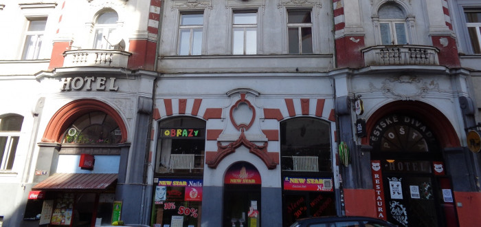 Hotel Pošta se nachází v historickém centru vedle náměstí v Tyršově ulici