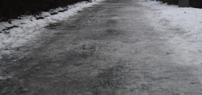Led na chodníku či silnici je velký problém