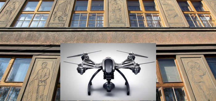 Proč se nad kolínským gymnáziem prohánějí drony?