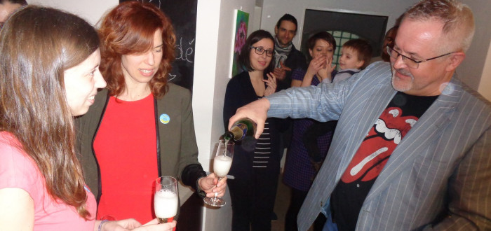 Slavnostní přípitek, Petr Hostek nalévá šampaňské