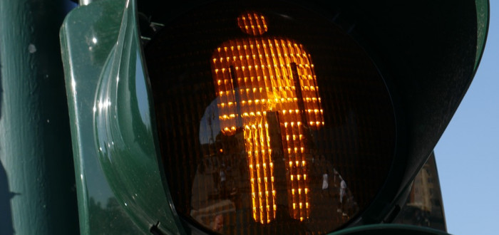 Oranžově blikající semafory matou řidiče i chodce