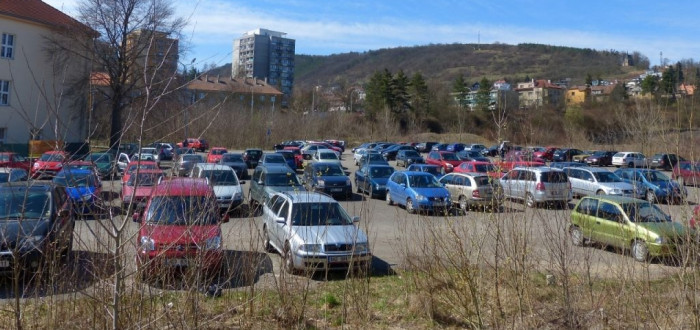 Bezplatné parkoviště v areálu bývalých kasáren brzy zavře. Kam zaparkují řidiči svoje auta?