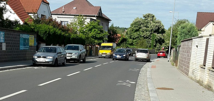 V ulici Rýdlova se často parkuje z obou stran a projíždějící auta musí kličkovat