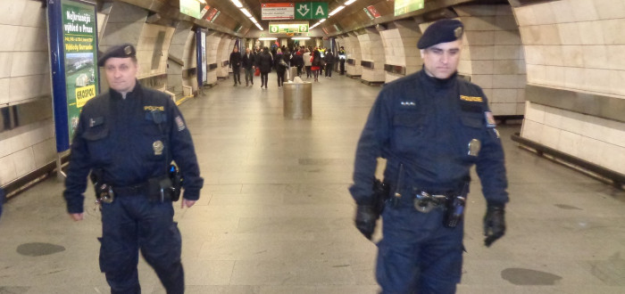 Policejní hlídky kontrolují stanice metra
