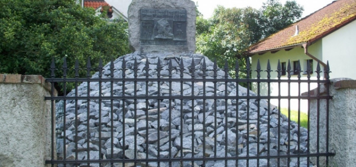 pomník Jana Husa v Soběhrdech