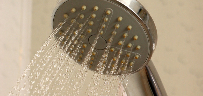 Lidé v dotčených oblastech by si měli omezit sprchování teplou vodou...