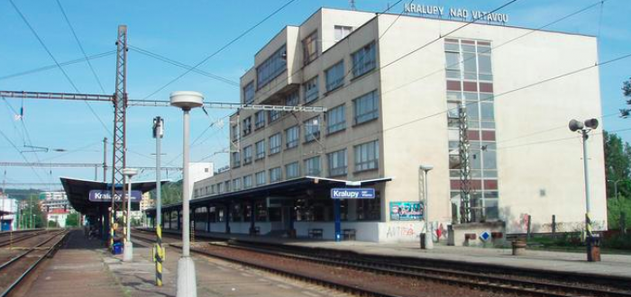 Již dlouhých třicet let slouží cestujícím výpravní budova na nádraží v Kralupech nad Vltavou