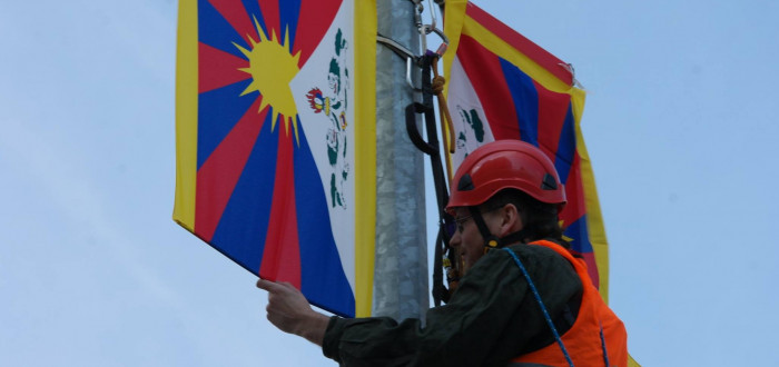 Jan Rovenský vyvěšuje tibetskou vlajku na Evropské třídě