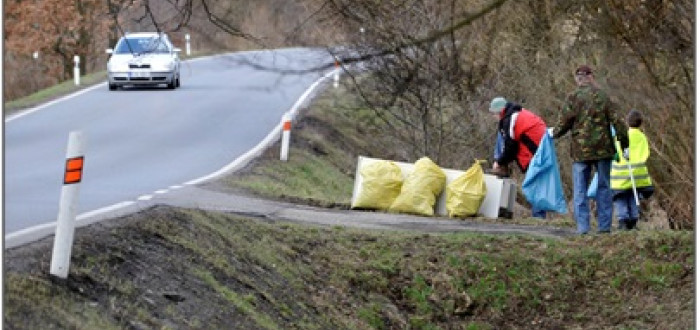 Loni nasbírali dobrovolníci 320 kg odpadu na 25 km silnic