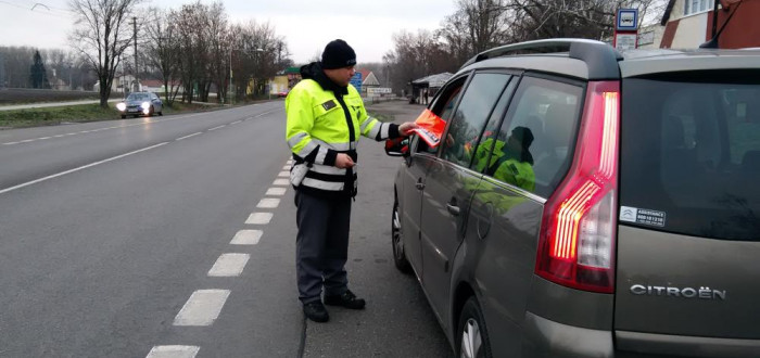 Reflexní vestu mají sice povinnou jen řidiči, ale je dobré ji pořídit i pro spolujezdce. Policisté je rozdávali zadramo