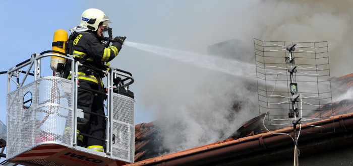 Zásah hasišů při požáru rodinného domu