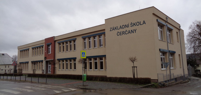 Stahují se nad čerčanskou základní školou mračna?