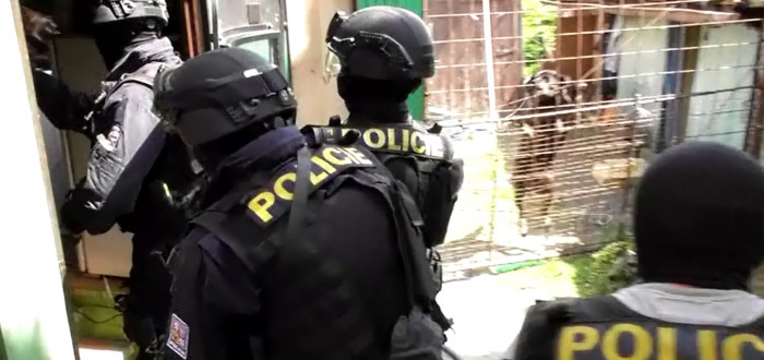 Při zadržení asistovali i policisté ze středočeské zásahové jednotky