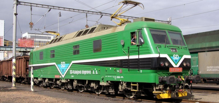 Lokomotiva řady 184 slouží k přepravě uhlí v Severočeských dolech