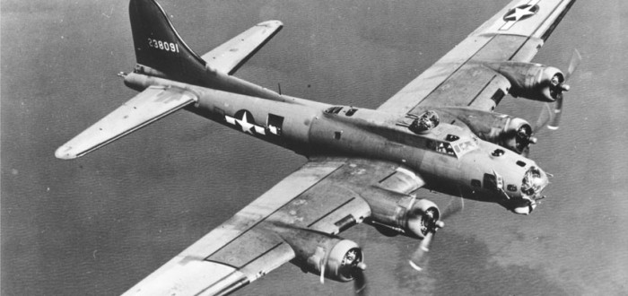 Letounům B-17 se za druhé světové války přezdívalo "létající pevnosti". Přesto se ten, v němž seděl Alan Magee, stal pro ostatní členy posádky osudným