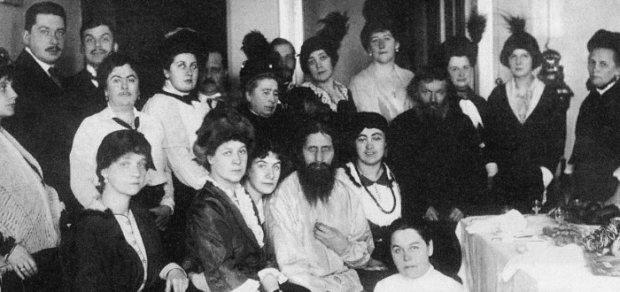 Grigorij Rasputin mezi svými příznivci. Mystik, mnich a samozvaný léčitel byl tajemným mužem, stejně tajemná byla i jeho smrt