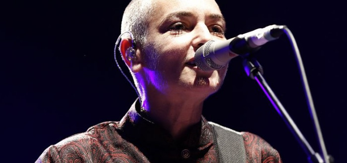 Sinéad O’Connor toho za svoji kariéru stihla mnoho. Zkomponovala několik hudebních pecek, ztropila pár skandálů a zemřela mladá. Kdyby tu byla déle, kdo ví, čeho bychom se od ní dočkali