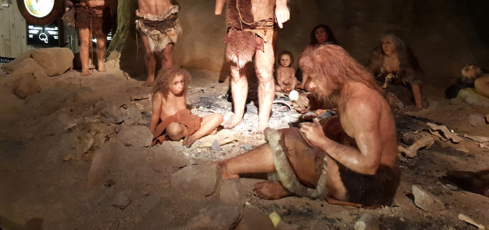 Předpokládá se, že moderní lidé se začali potkávat s neandertálci asi před 60–80 000 lety