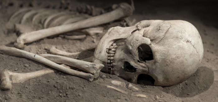 Stonehenge mohlo být pohřebištěm od svých nejranějších počátků. Hroby obsahují lidské kosti pocházející už z roku 3000 př. n