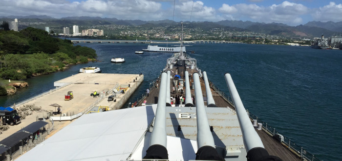 Pohled z lodi USS Missouri na místo potopení lodi USS Arizona