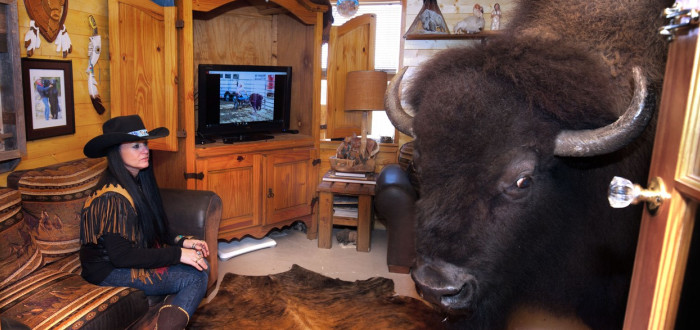 Texaský pár Ronnie a Sherron Bridgesovi si v roce 2004 pořídil bizona. Má vlastní pokojíček s televizí