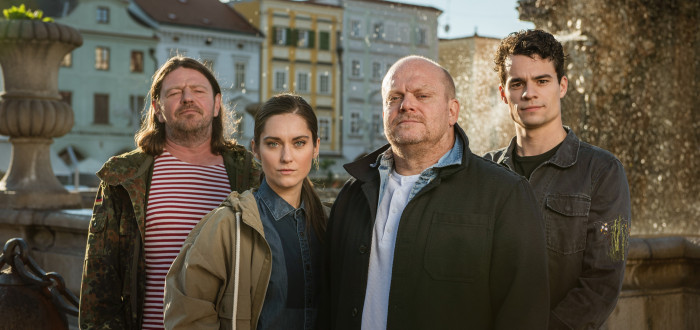 V seriálu Místo zločinu České Budějovice se kromě hlavních hrdinů objeví v dalších rolích například Tereza Brodská nebo Chantal Poullain