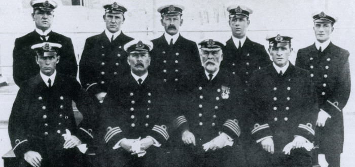 Kapitán a důstojníci na Titanicu. Charles Herbert Lightoller druhý zleva (stojící)