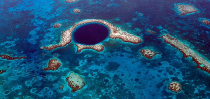 Závrt je součástí rozlehlého korálového systému známého jako Belizský bariérový útes. Great Blue Hole, spolu s okolními 4 100 hektary, byla v roce 1996 zapsána na seznam světového dědictví UNESCO
