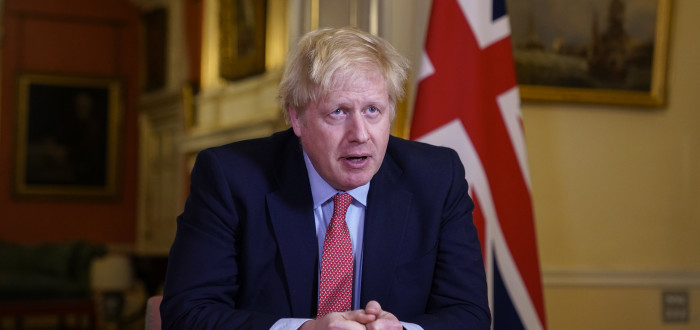 Britský premiér Boris Johnson v minulosti covid zlehčoval