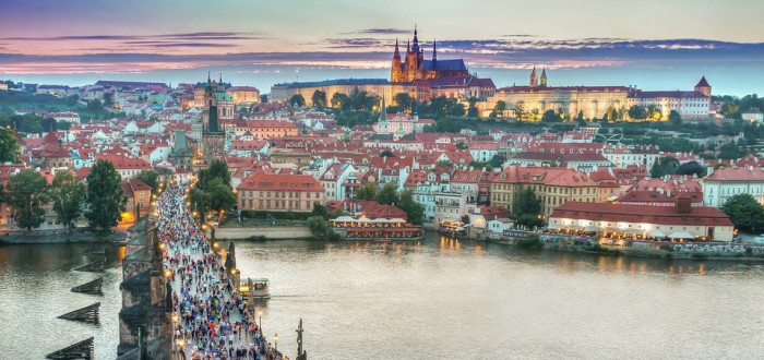 Praha přišla letos o turisty. Město kompenzuje výpadek příjmů turistickým cílům